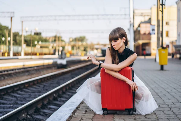 Kobieta Brunetka Podróżnik Czerwoną Walizką Białej Spódnicy Czeka Pociąg Stacji — Zdjęcie stockowe