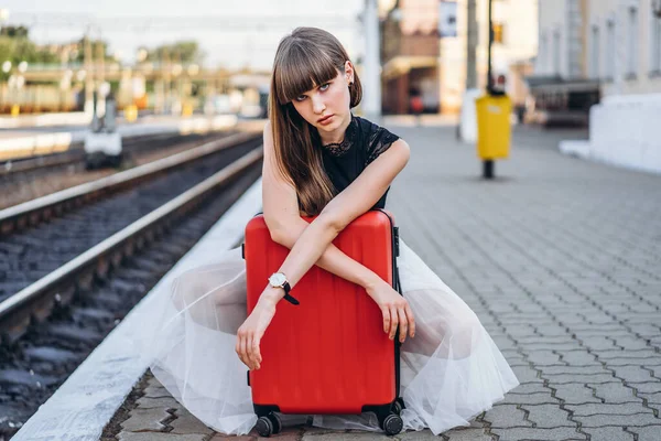 Viandante Bruna Con Valigia Rossa Gonna Bianca Attesa Treno Sulla — Foto Stock