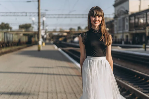 Viandante Bruna Donna Con Valigia Rossa Gonna Bianca Attesa Treno — Foto Stock