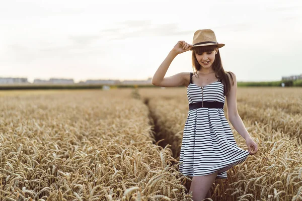 Menina Morena Bonita Vestido Leve Usando Chapéu Andando Livre Campo — Fotografia de Stock