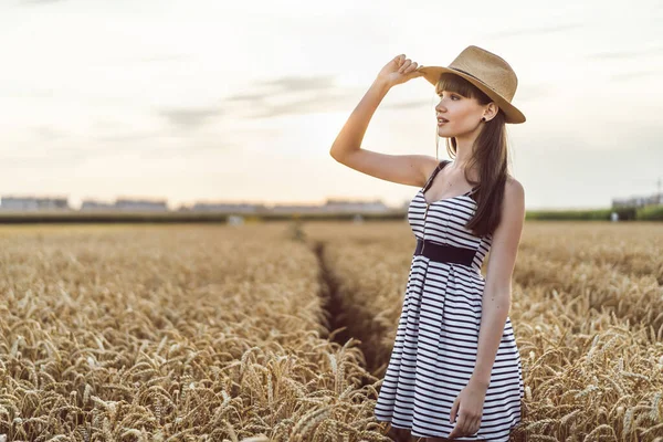 Jolie Fille Brune Robe Légère Portant Chapeau Marchant Plein Air — Photo