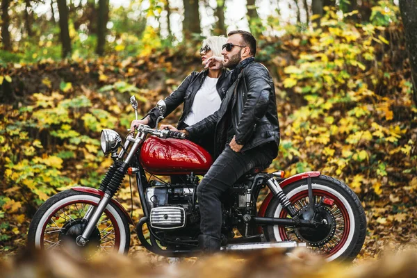 Досить Пара Біля Червоного Мотоцикла Дорозі Лісі Барвистим Синім Фоном — стокове фото