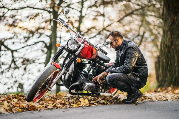 Homem Brutal Barbudo Óculos Sol Jaqueta Couro Sentado Uma Motocicleta — Fotografia de Stock