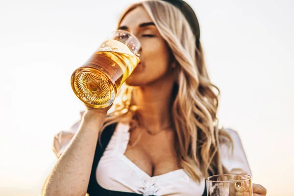 Detailní Záběr Dívčí Ruce Dirndl Tradiční Festivalové Šaty Nalévání Plné — Stock fotografie