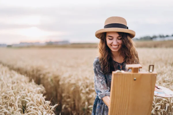 Portret Van Lachende Vrouwelijke Kunstenaar Met Krullend Haar Hoed Meisje — Stockfoto