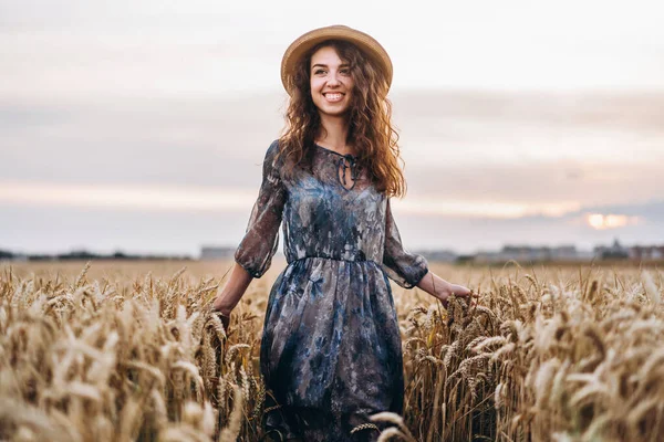 Retrato Close Uma Bela Jovem Com Cabelo Encaracolado Mulher Vestido — Fotografia de Stock