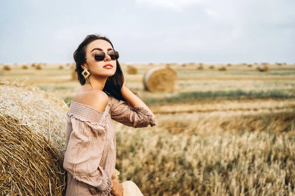 Glimlachende Vrouw Een Zonnebril Met Blote Schouders Een Achtergrond Van — Stockfoto