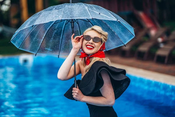 Pin Blonda Stil Ochelari Soare Buze Roșii Coafura Reto Costum — Fotografie, imagine de stoc