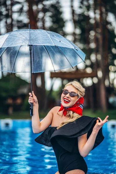 Pin Estilo Loira Óculos Sol Com Lábios Vermelhos Penteado Reto — Fotografia de Stock