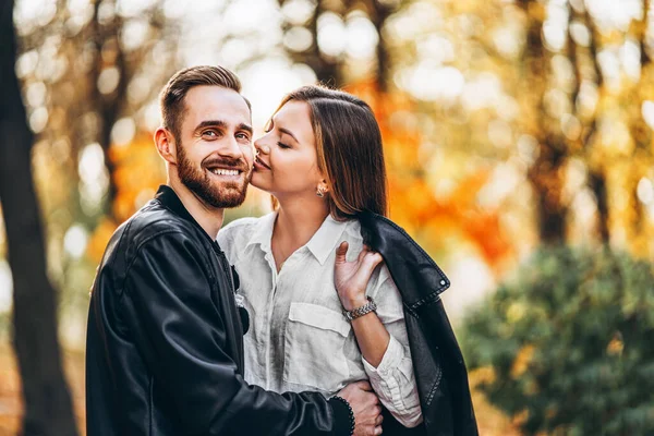 Retrato Jovem Casal Amoroso Homem Mulher Abraçando Sorrindo Fundo Parque — Fotografia de Stock