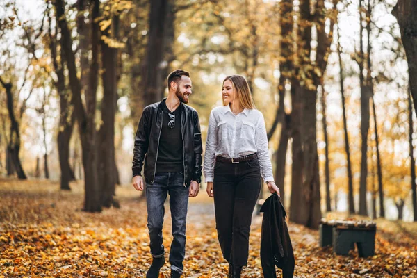 Retrato Una Feliz Pareja Que Camina Aire Libre Parque Otoño — Foto de Stock