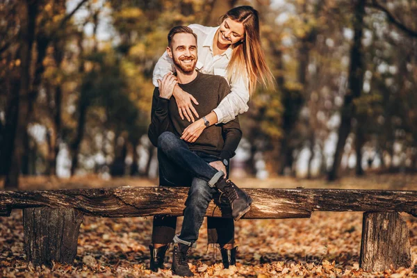 Jeune Couple Amoureux Assis Sur Banc Bois Dans Forêt Homme — Photo