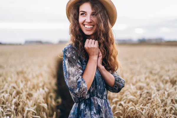 Close Portret Van Een Mooie Jonge Vrouw Met Krullend Haar — Stockfoto