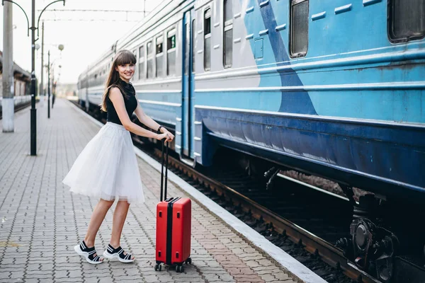 Viandante Bruna Donna Con Valigia Rossa Gonna Bianca Attesa Treno — Foto Stock