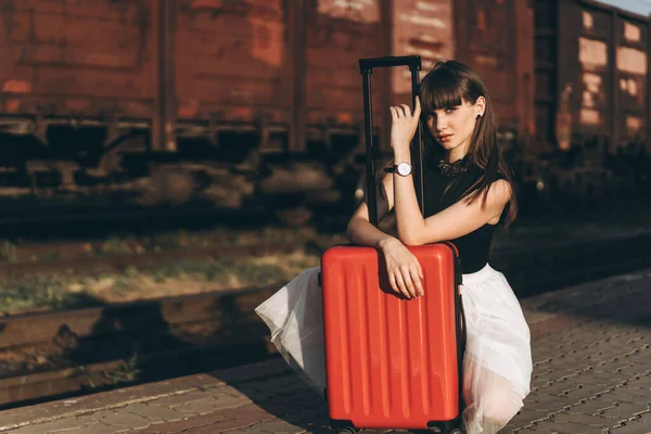 Mujer Morena Viajera Con Maleta Roja Falda Blanca Esperando Tren — Foto de Stock