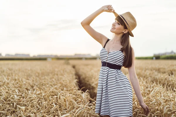 Menina Morena Bonita Vestido Leve Usando Chapéu Andando Livre Campo — Fotografia de Stock