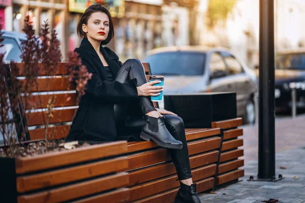 Jeune Femme Coupe Courte Aux Lèvres Rouges Vêtue Manteau Noir — Photo