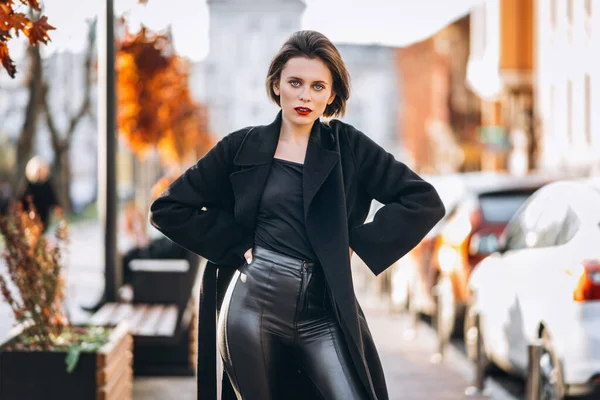 Jeune Femme Aux Cheveux Courts Aux Lèvres Rouges Vêtue Manteau — Photo