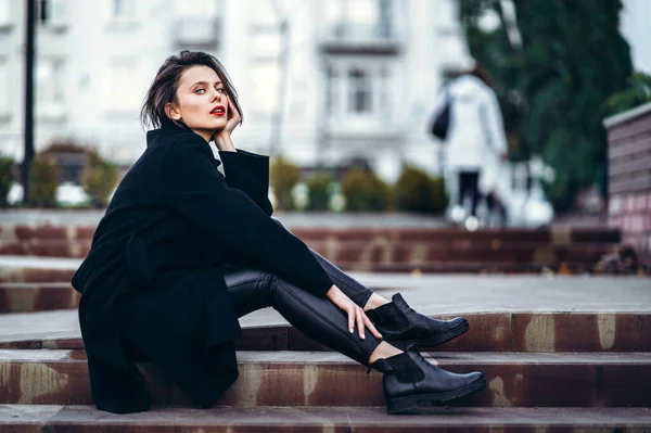 Portrait Complet Jeune Femme Coupe Courte Aux Lèvres Rouges Vêtue — Photo