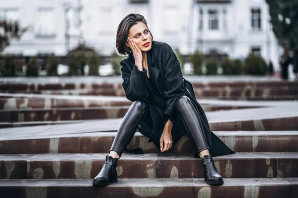 Portrait Complet Jeune Femme Coupe Courte Aux Lèvres Rouges Vêtue — Photo