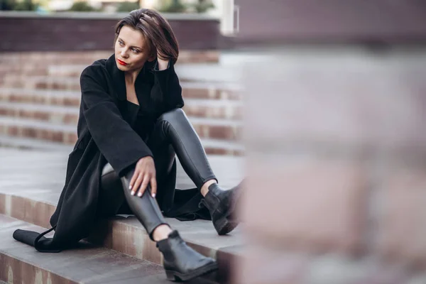 Portrait Complet Jeune Femme Coupe Courte Aux Lèvres Rouges Vêtue — Photo