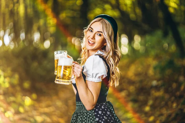 Nagyon Boldog Szőke Dirndl Ben Hagyományos Ünnepi Ruhában Két Korsó — Stock Fotó