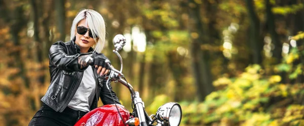 Красивая Блондинка Байкер Солнечных Очках Красным Мотоциклом Дороге Лесу Красочным — стоковое фото
