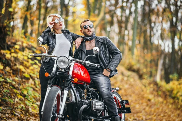 Bonita Pareja Cerca Motocicleta Roja Carretera Bosque Con Fondo Borroso —  Fotos de Stock