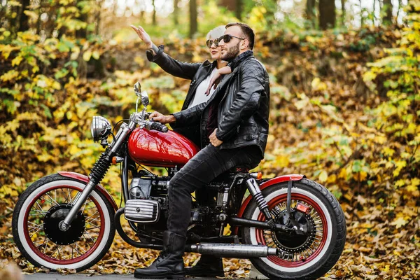Bella Coppia Vicino Moto Rossa Sulla Strada Nella Foresta Con — Foto Stock