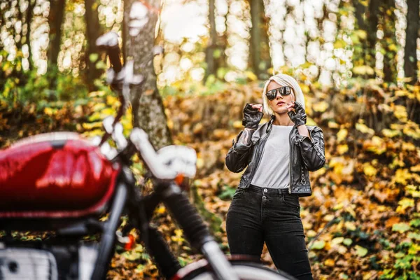 Menina Motociclista Muito Loira Óculos Sol Com Motocicleta Vermelha Estrada — Fotografia de Stock