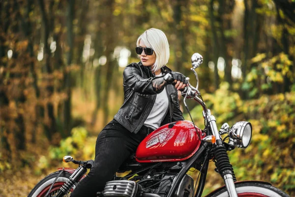 Hezké Blondýny Biker Dívka Slunečních Brýlích Červenou Motocykl Silnici Lese — Stock fotografie