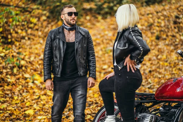 Ładna Para Pobliżu Czerwonego Motocykla Drodze Lesie Kolorowym Niebieskim Tle — Zdjęcie stockowe