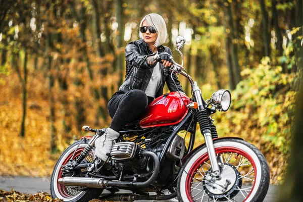 Ładna Blondynka Rowerzysta Dziewczyna Okularach Przeciwsłonecznych Czerwonym Motocyklem Drodze Lesie — Zdjęcie stockowe