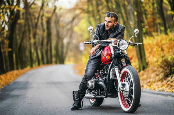 Hombre Brutal Barbudo Gafas Sol Chaqueta Cuero Sentado Una Motocicleta — Foto de Stock