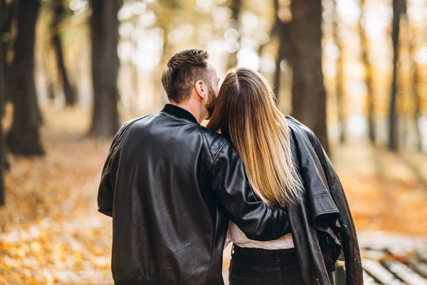 Portrait Couple Heureux Amoureux Marchant Plein Air Dans Parc Automne — Photo