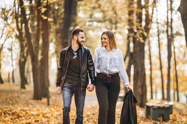 Портрет Счастливой Любящей Пары Гуляющей Свежем Воздухе Осеннем Парке Мужчина — стоковое фото