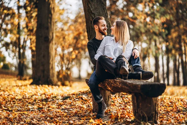 Jovem Casal Amoroso Sentado Banco Madeira Floresta Homem Mulher Abraçando — Fotografia de Stock