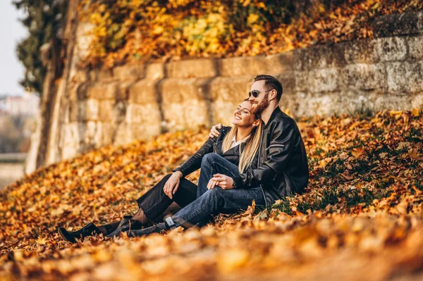 Portrait Jeune Couple Amoureux Assis Dans Feuille Automne Profitant Nature — Photo