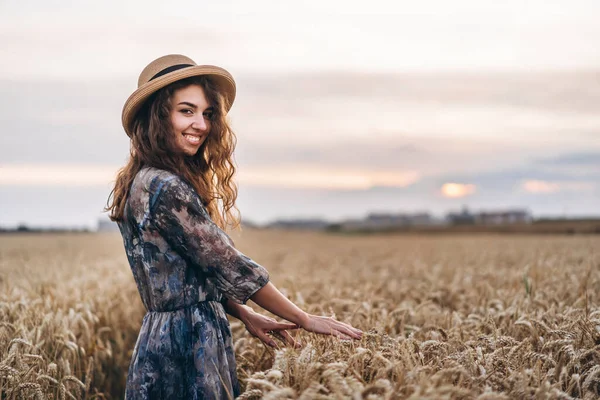 Close Portret Van Een Mooie Jonge Vrouw Met Krullend Haar — Stockfoto