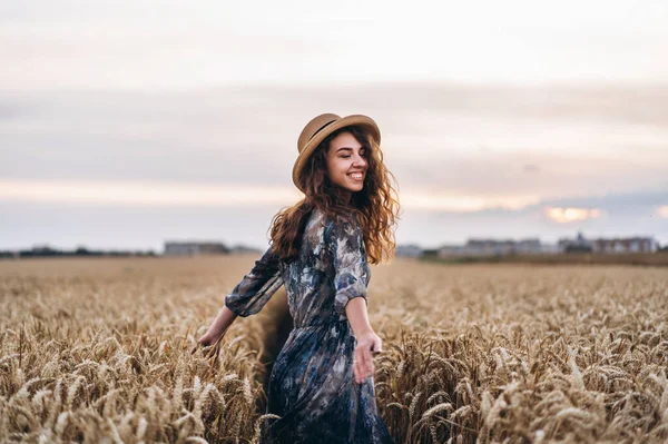 Portrait Rapproché Une Belle Jeune Femme Aux Cheveux Bouclés Femme — Photo