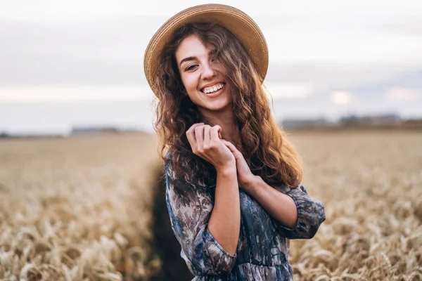 Close Portret Van Een Mooie Jonge Vrouw Met Krullend Haar — Stockfoto