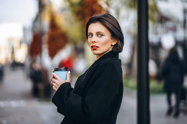 Mujer Joven Con Corte Pelo Corto Labios Rojos Sostiene Una —  Fotos de Stock