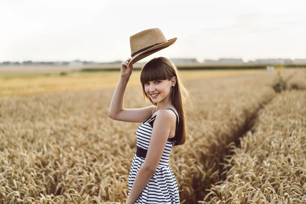 Pretty Brunetka Dziewczyna Lekkiej Sukience Sobie Kapelusz Spacery Zewnątrz Polu — Zdjęcie stockowe