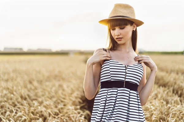 Bella Ragazza Bruna Abito Leggero Indossa Cappello Camminare All Aperto — Foto Stock