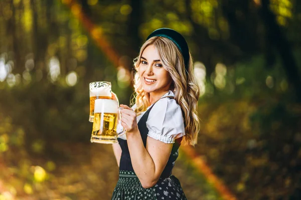 Vrij Gelukkig Blond Vuil Traditionele Festivaljurk Zittend Met Twee Mokken — Stockfoto