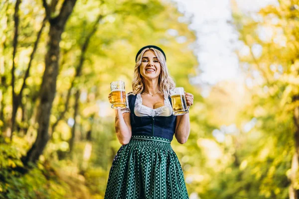 Loira Muito Feliz Dirndl Vestido Tradicional Festival Sentado Com Duas — Fotografia de Stock