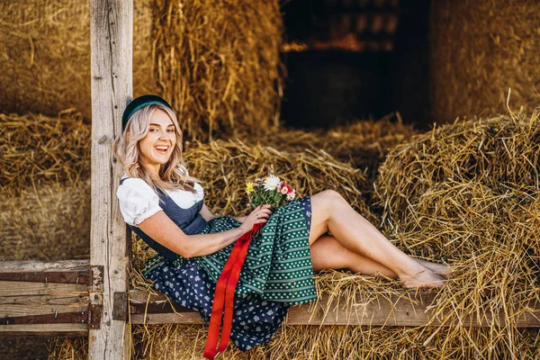 Jolie Blonde Dirndl Robe Fête Traditionnelle Avec Bouquet Fleurs Champ — Photo