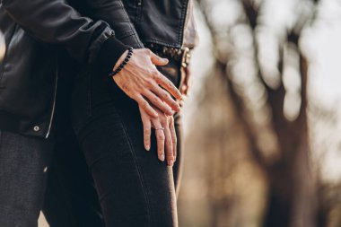 Sonbahar parkında güzel bir çift. El ele tutuşan bir çift. Yüzleri olmayan yakın plan resim.