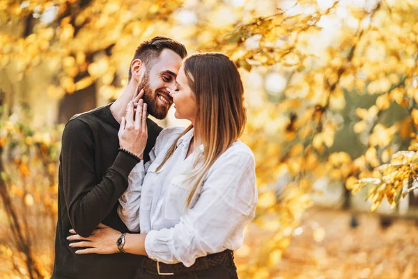 Sonniges Porträt Eines Jungen Liebespaares Das Herbstlichen Park Spaziert Sie — Stockfoto