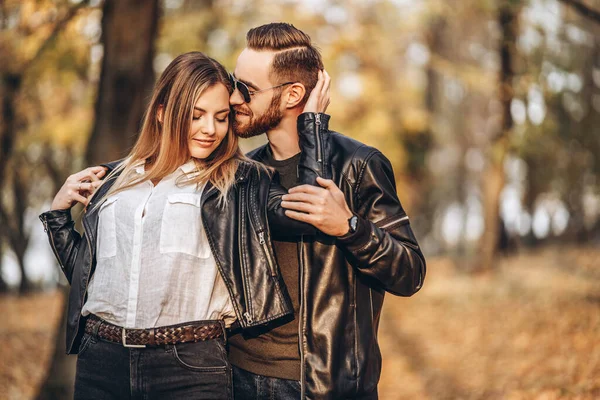 Jeune Couple Amoureux Promène Dans Parc Automne Par Une Journée — Photo